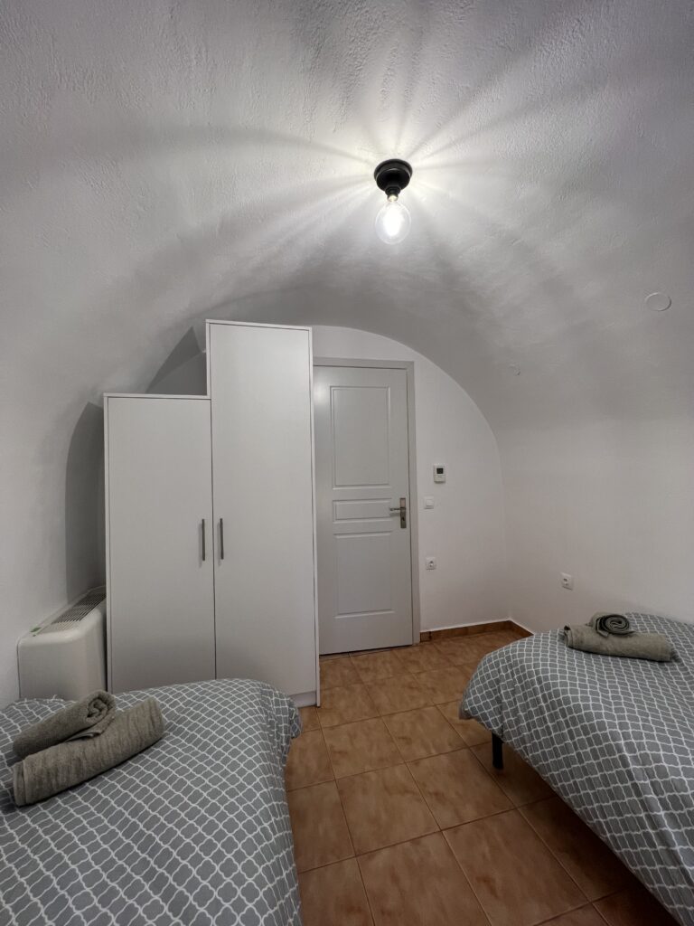 holiday house Leonidio Grèce chambre 2 armoire