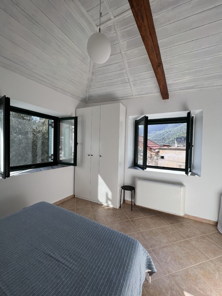 holiday house Leonidio Grèce chambre 1 armoire